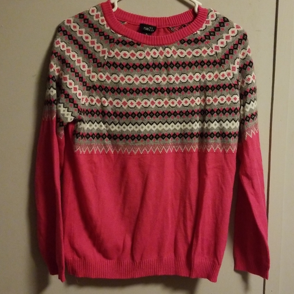 Pink rue 21 sweater with gray and white design